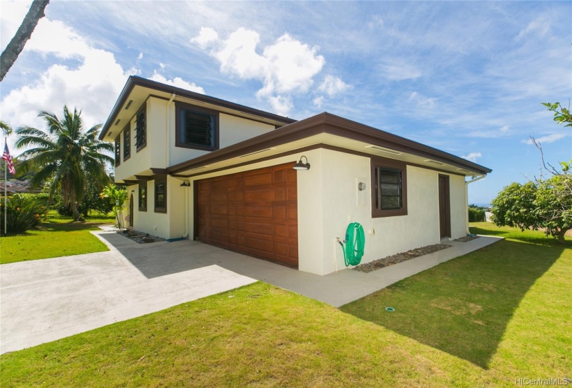 Standing inside your lot, looking at the house from the front right corner. All awning Windows throughout home!  Stucco finish on exterior walls!