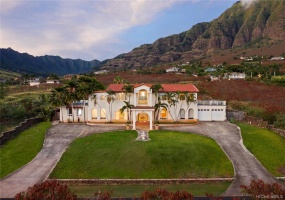 Villa Casa Della Dolce Vita is a vision of beauty with stunning Makaha Valley backdrop! *Grass is digitally improved.