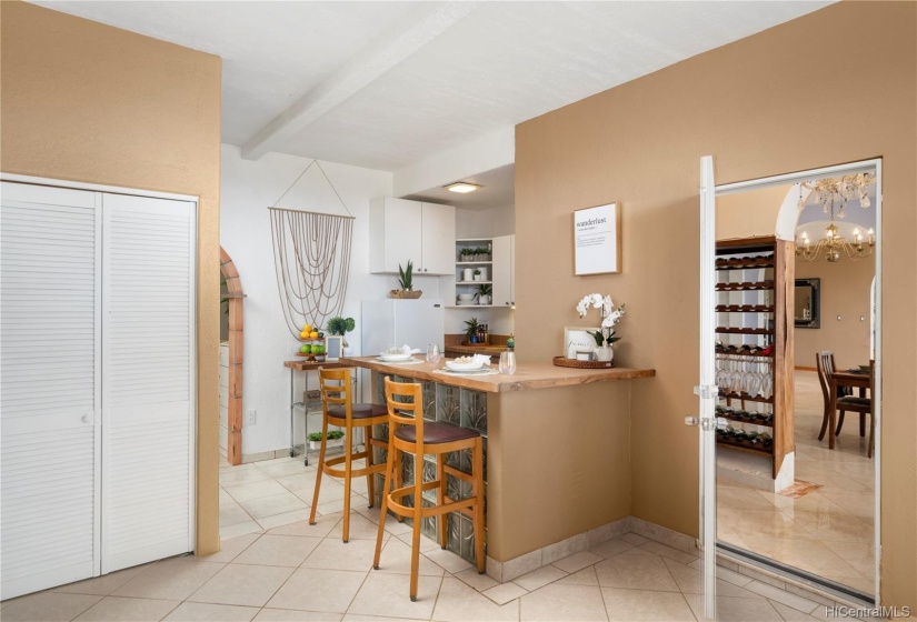 This internal attached Beach Bungalow is right off to the side of the Wine room / Dinning but also has it's own Private Entry off to the side of the house which makes it perfect for extended guests galavanting around the island and enjoying their beach time!