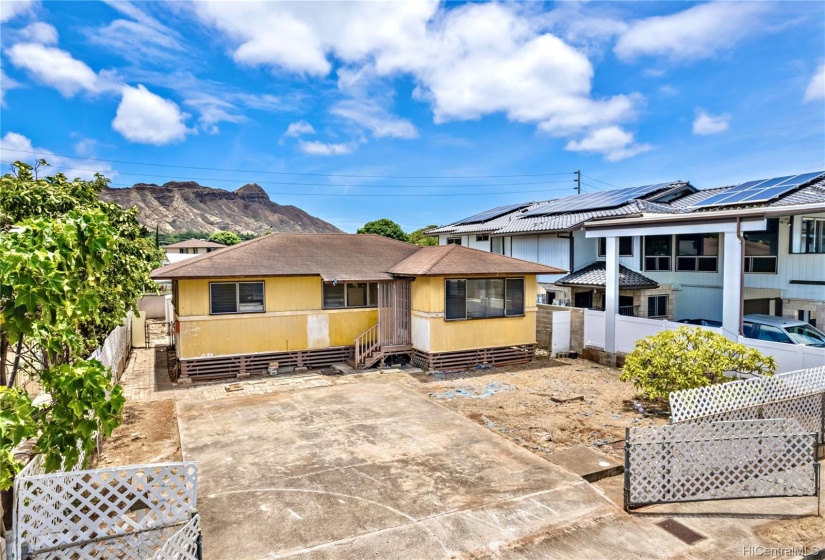 Front left angle of the property highlights the extra-large driveway & room for multiple vehicles.