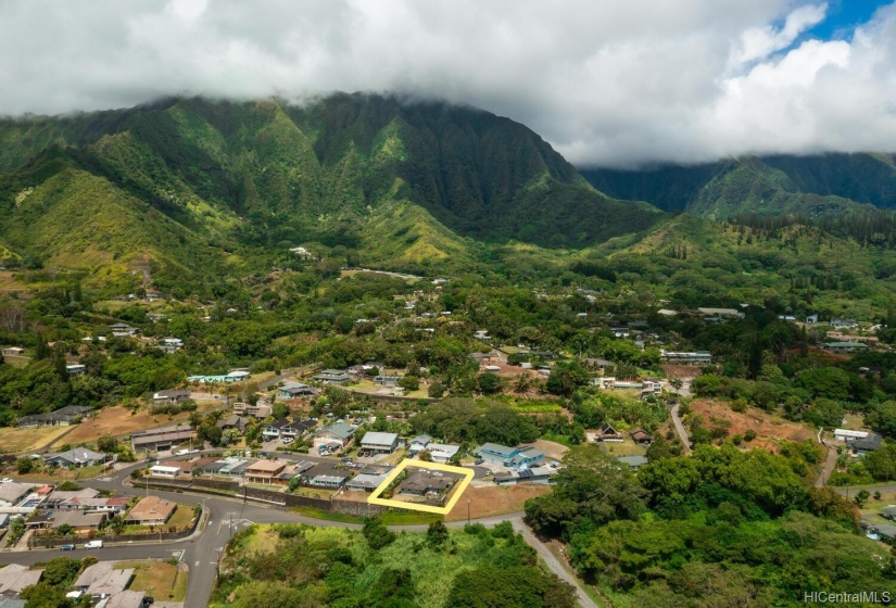 Majestic Ko'olau mountains right out your front door