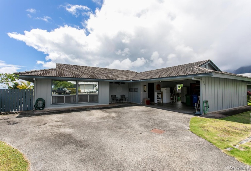 Big driveway, tinted windows for privacy