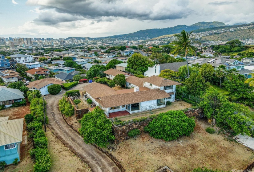 Wonderful central location in Kaimuki near anything and everything!  Near beaches, shopping, freeway on/off, churches, parks, schools, hikes, golf, shopping, restaurants, medical care.  Really, everything!