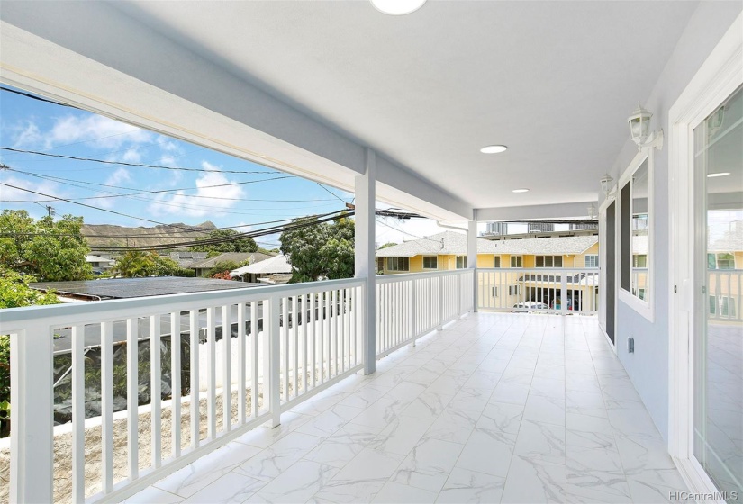 Upstairs large covered lanai with Diamond Head View