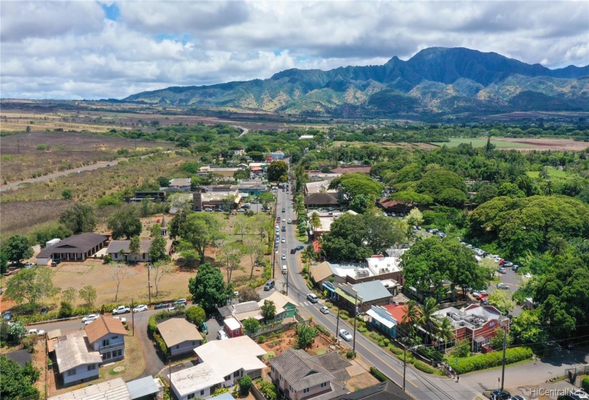 The property is located around the corner from Hale'iwa Town; be close to restaurants, shops, & art galleries.