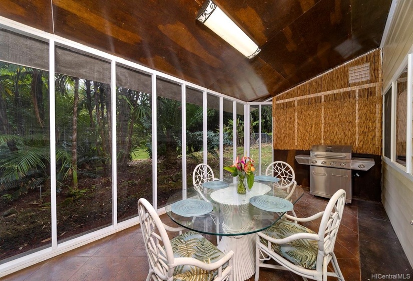 Exterior screen in patio to enjoy the outsdoors