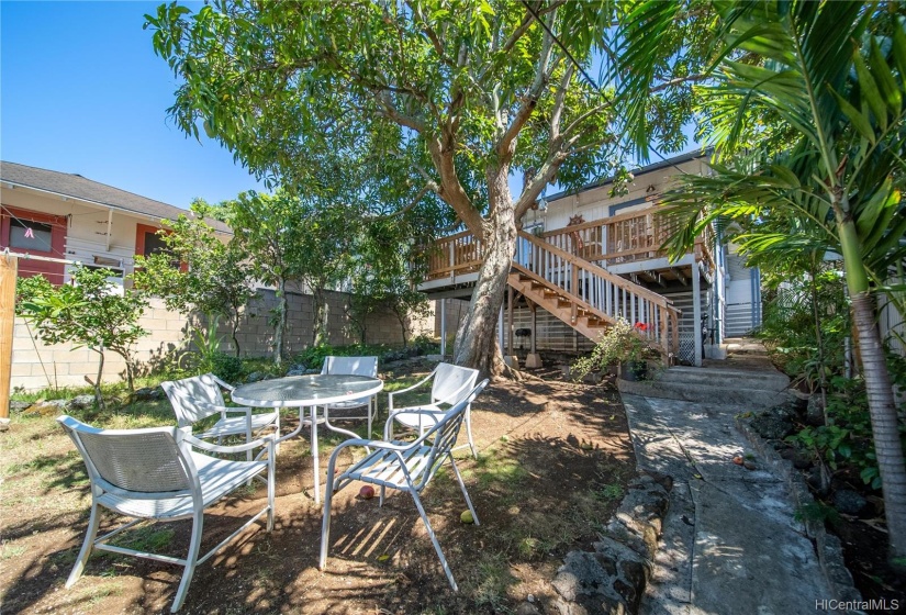 Your large courtyard area is relaxing and well-shaded