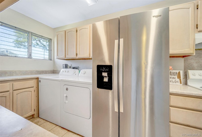 kitchen w washer dryer area