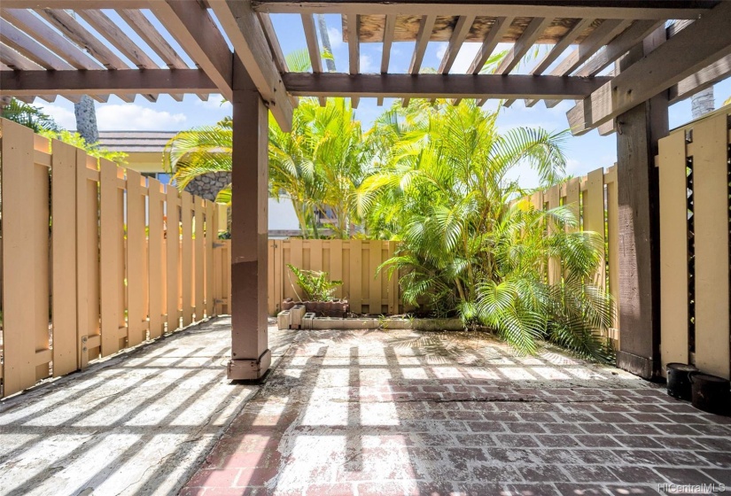 private yard/ lanai