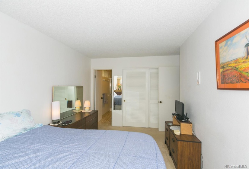 Masterbedroom leading to Masterbath.