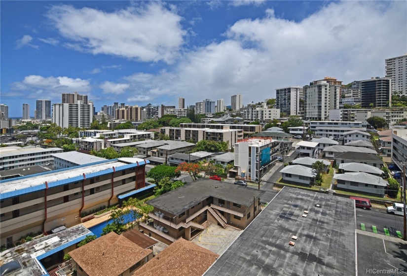 Enjoy living in close proximity to UH, town, Ala Moana, and Waikiki.  Easy access to the freeway.  So convenient!