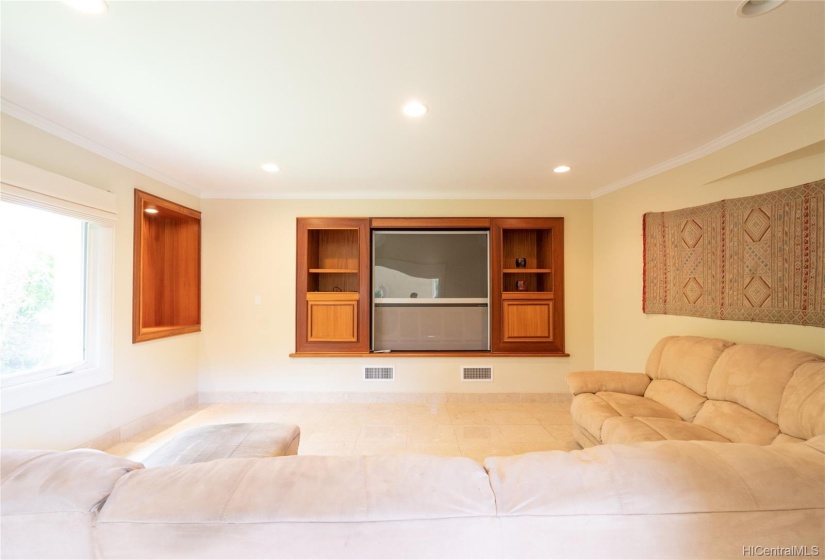 Entertainment room, directly off main living.