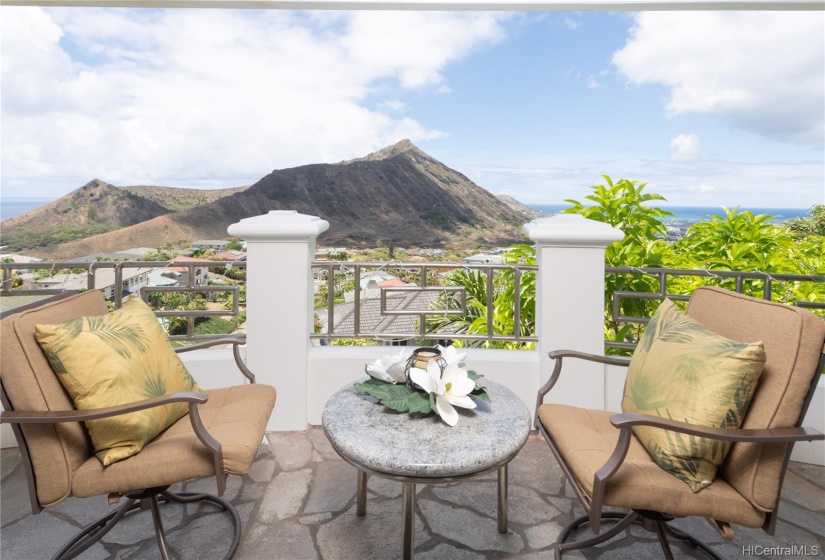 Lounge with view of Koko Head and Ocean