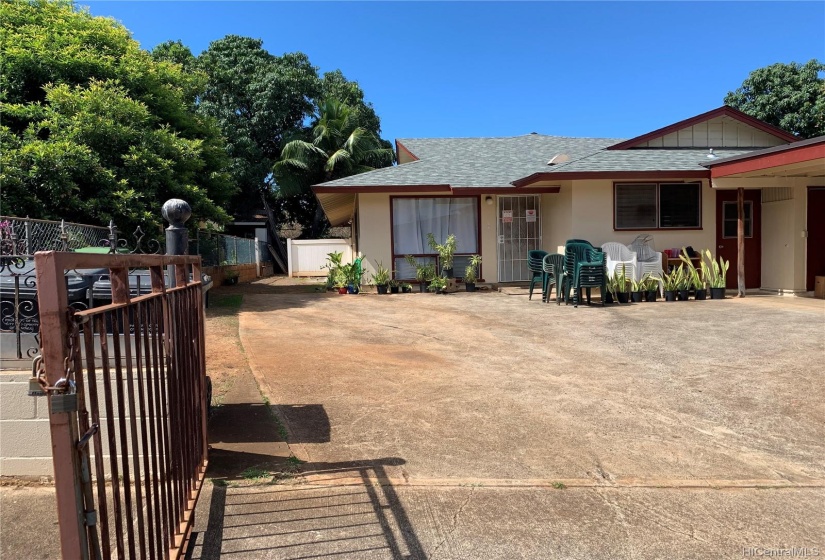 Large driveway leading to home and front entrance.