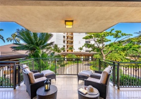 Spacious covered lanai with comfortable seating