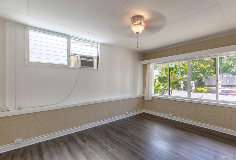 Main house -large second bedroom