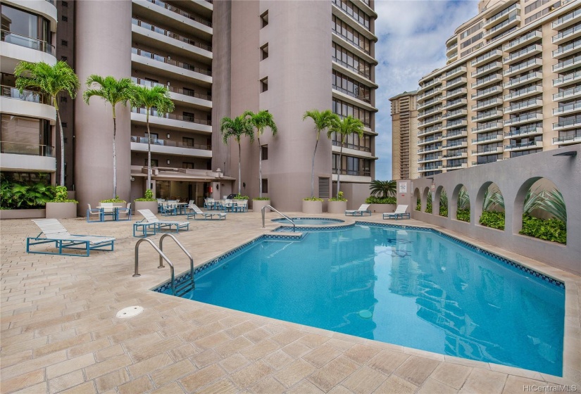 The pool and hot tub are a great amenity on a sunny Waikiki day!