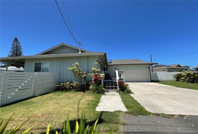 2 car garage, large open lanai at front entrance