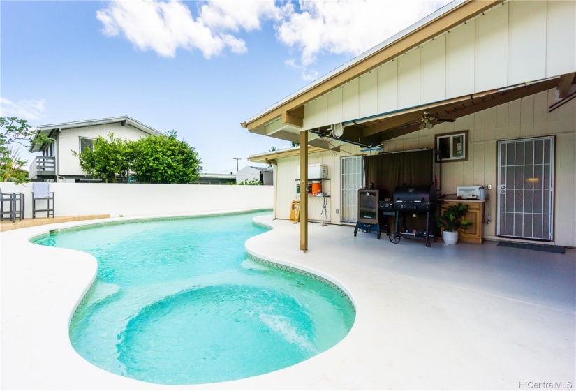 Jetted seated pool area