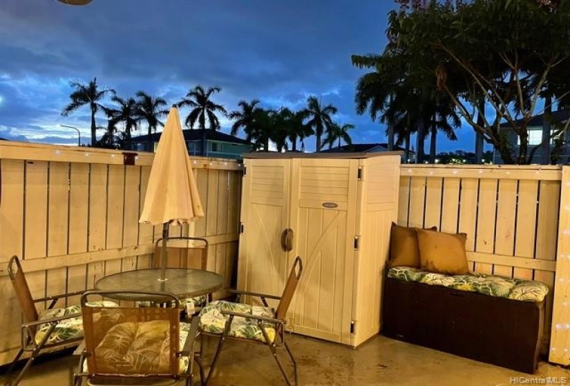 Fully fenced lanai with outdoor shower.