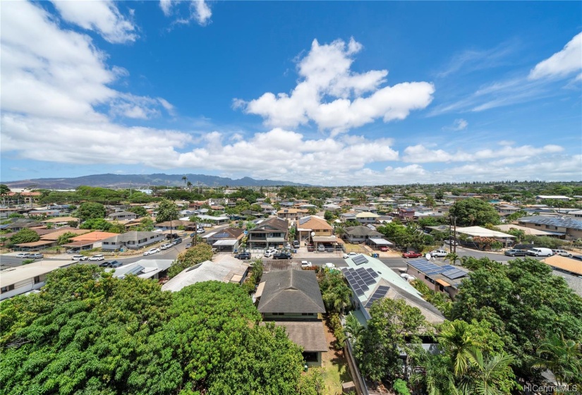 View over Waipahu towards the mountains.