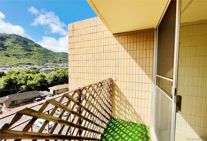 Captivating little lanai to take in some fresh air and get lost in dreams while overlooking the picturesque mountain range.