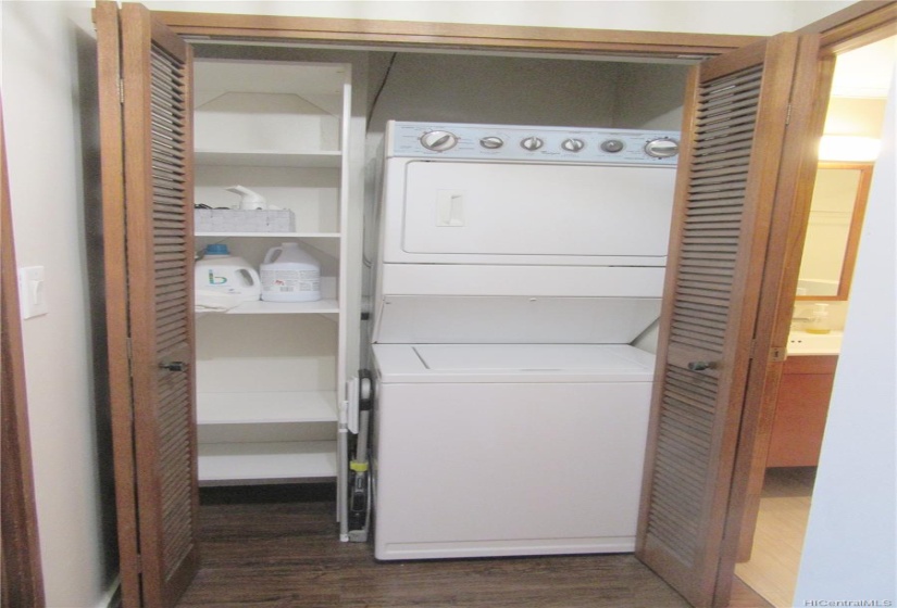 Washer/dryer w/ stroage space