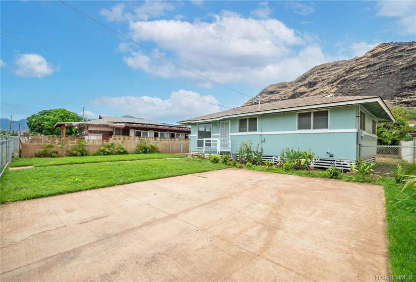 House, front yard & driveway