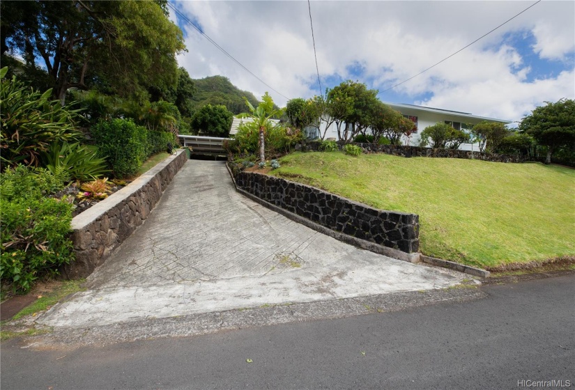 Private driveway to the house.