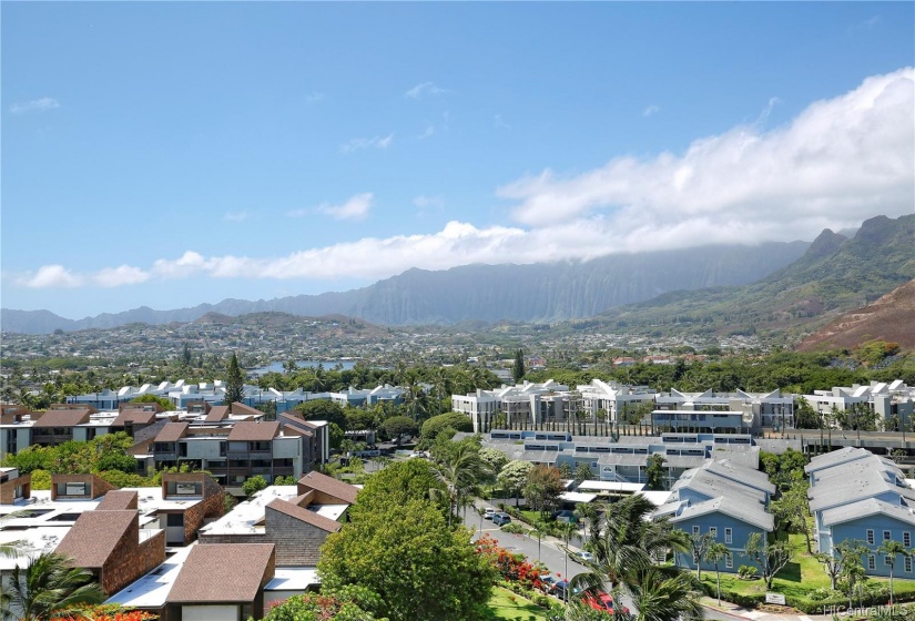 Looking toward Waimanalo.. fabulous Koolau mountain view!