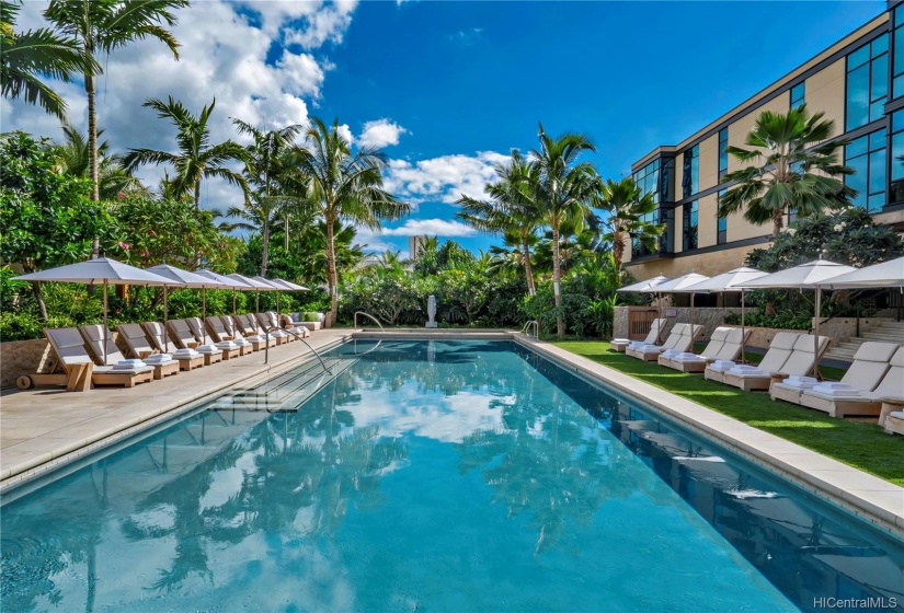 Park Lane Ala Moana pool and lounge area.