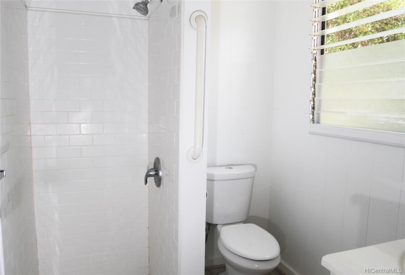 Full bath located in master bedroom