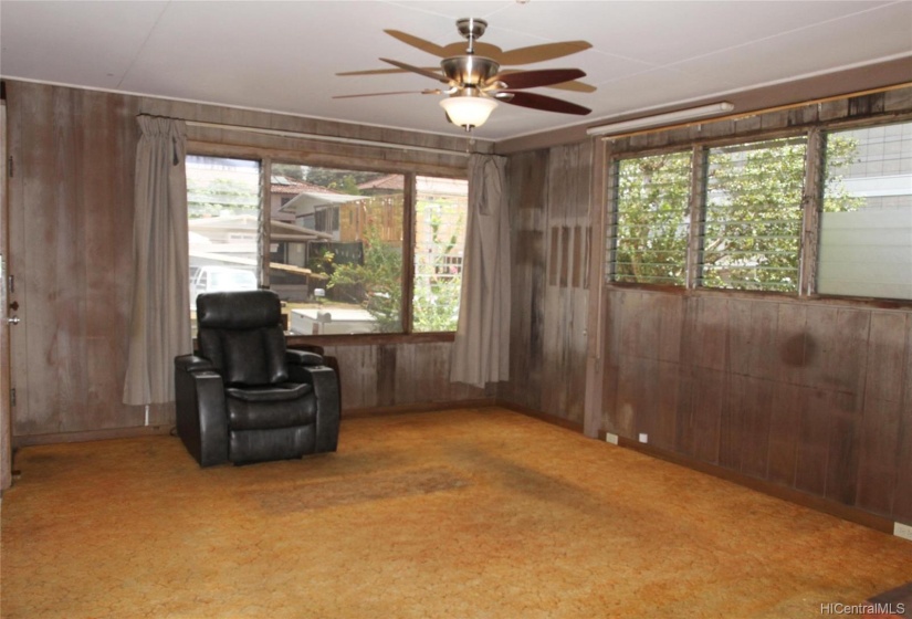 lLarge living room just waiting to be remodeled.