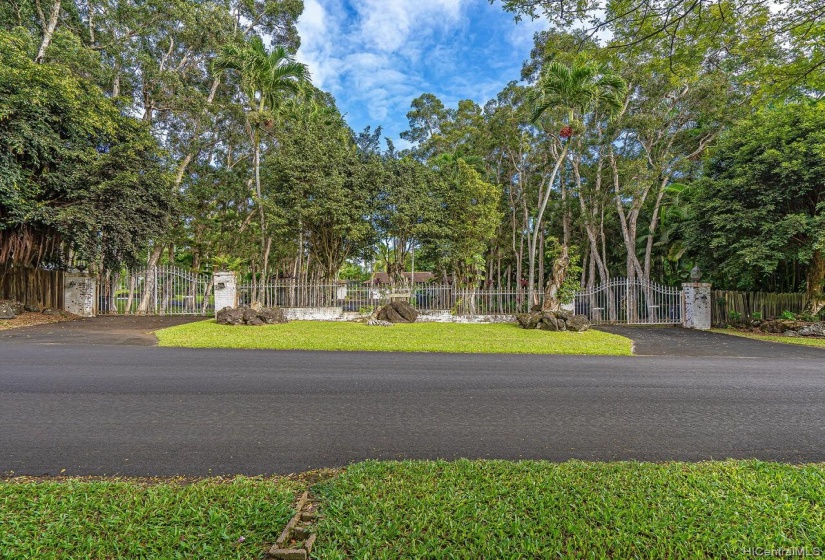 Gated entry to this lovely Hawaiian Estate with over 400 feet of frontage. Haiku Plantations Hawaii