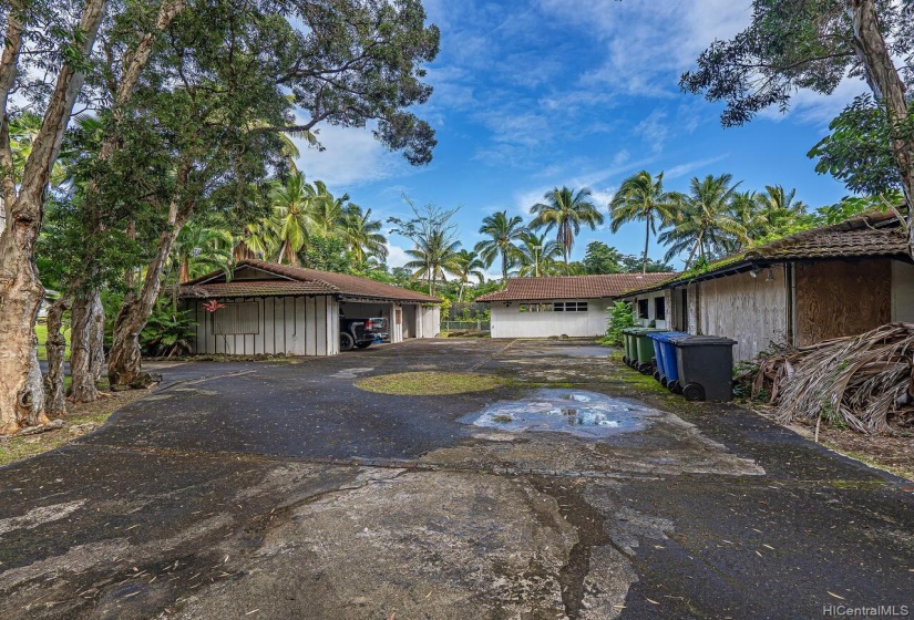 Large entry and plenty of room for your car collection. Haiku Plantations Hawaii