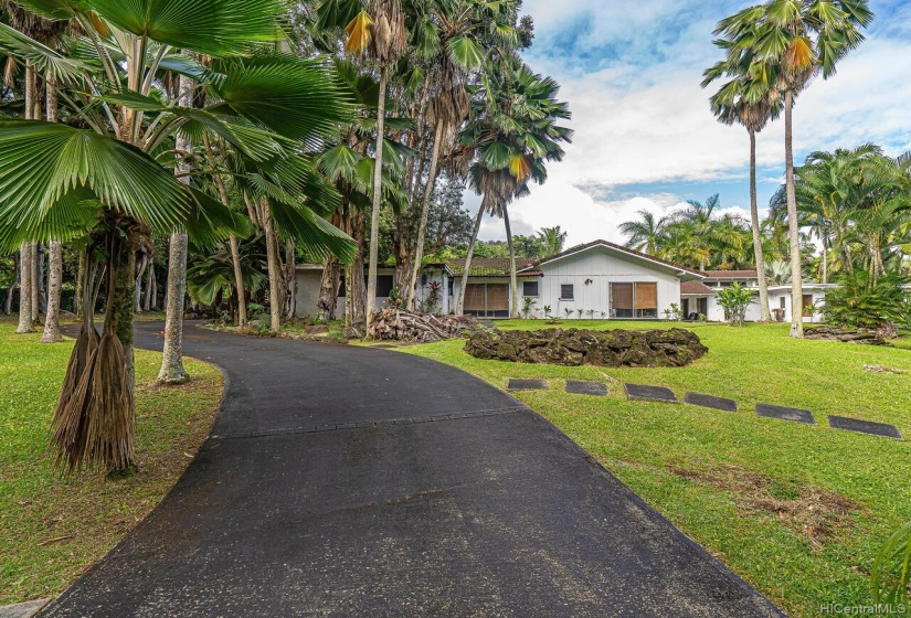 Green lawns waiting for your custom home to fill in the space. Haiku Plantations Hawaii