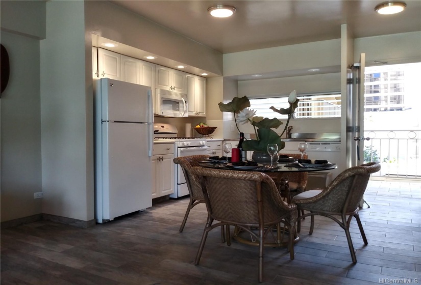 Cross flow ventilation via jalousie windows in kitchen and Lanai