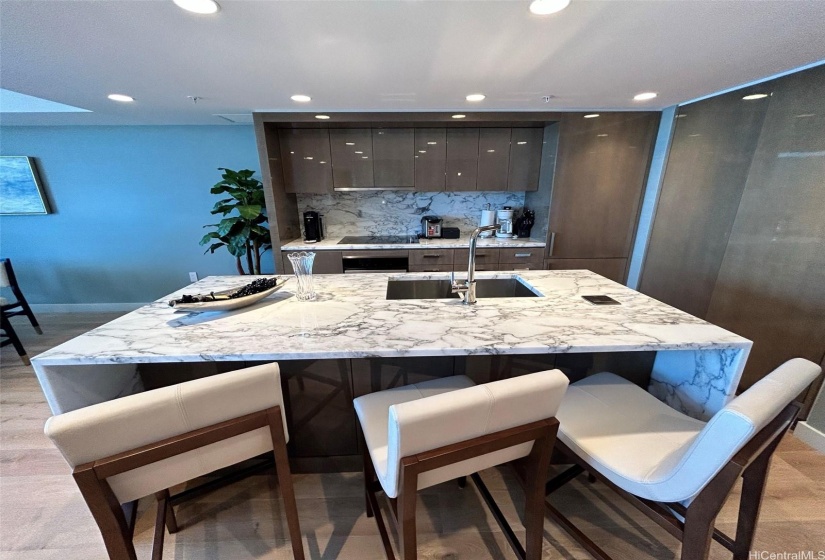 The dining area & kitchen with custom Míele appliances.