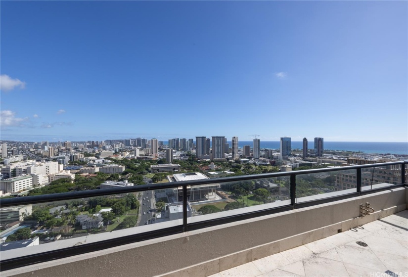 Ocean views from all 6 Lanai's.