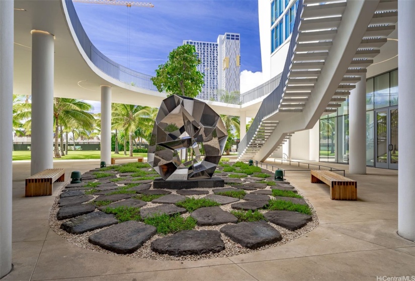 Koula is one staircase away from Victoria Ward Park allowing for great access to the outdoors. This will eventually lead to the Ala Moana blvd overpass for beach access.