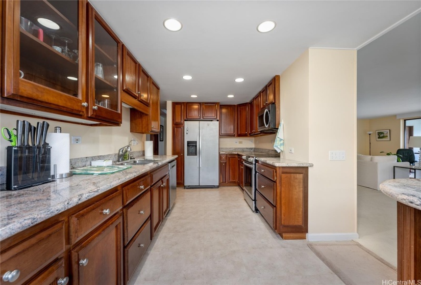 SPACIOUS KITCHEN READY FOR YOUR IDEAS TO RENOVATE