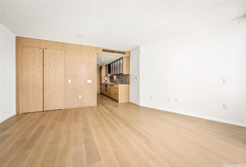 Walk in closet, central A/C and hardwood floors