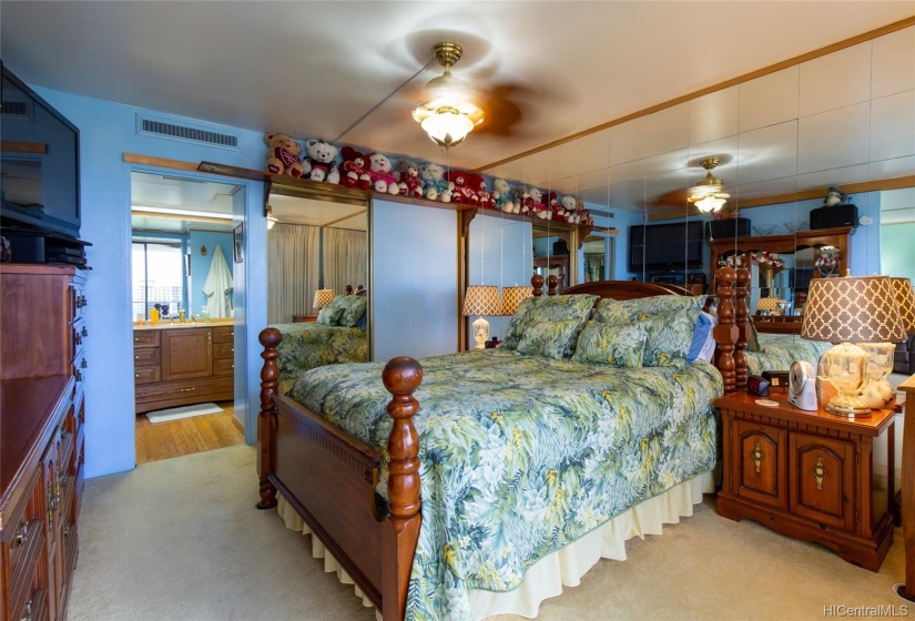 Bedrooms with accommodate king size beds.