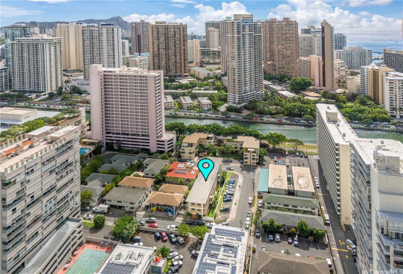 Diamond Head in this photo orients you to the location.