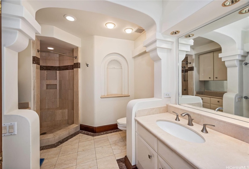 Master bath. Diamond Head Hawaii.