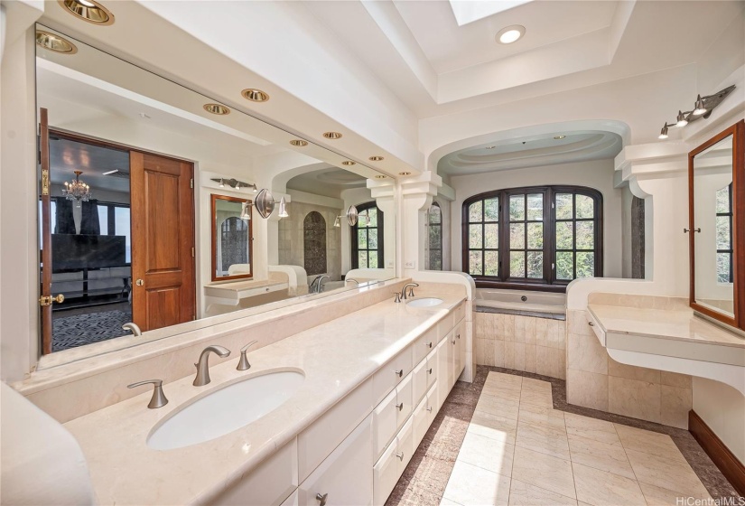 Master bath. Diamond Head Hawaii.