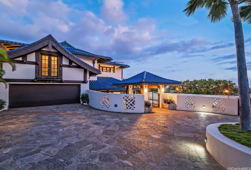 Porte Corchere drive way with room for 4 cars and 2 car garage. Diamond Head Hawaii.