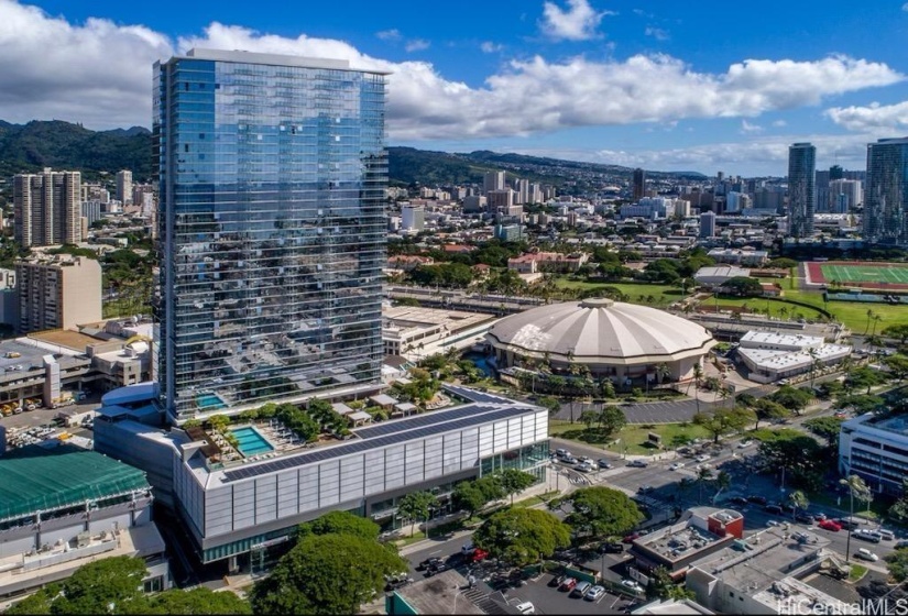 Located across from Neal Blaisdell Center, enjoy the convenience of shopping, international dining, entertainment, and night life of the bustling Kaka'ako district. 3 min drive to Straub Hospital and 4 min drive to Ala Moana Beach Park.