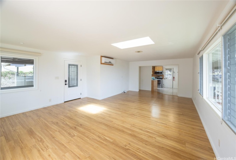 Spacious living room w great ventialtion and separate skylight and split AC