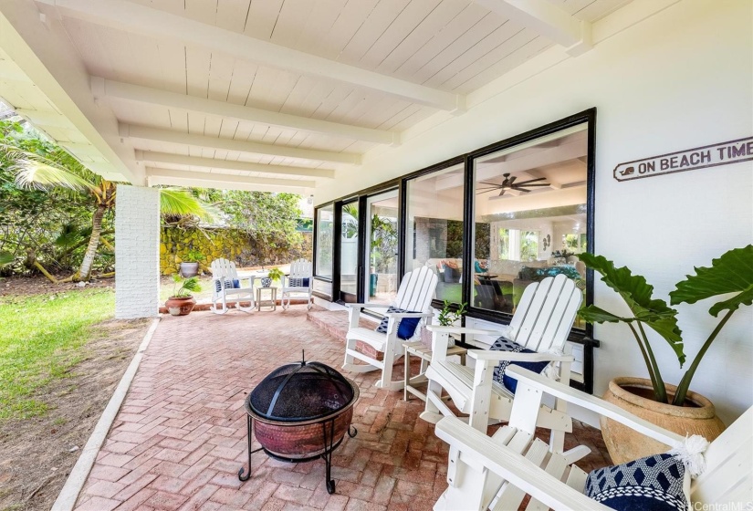 Charming veranda to take in the gentle Hawaiian breeze